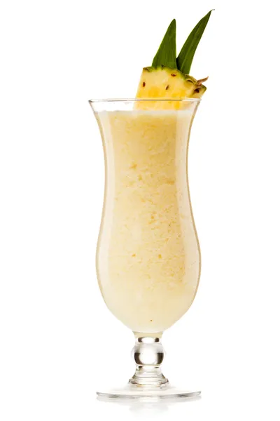 Pina colada drankje cocktailglas geïsoleerd op witte achtergrond — Stockfoto