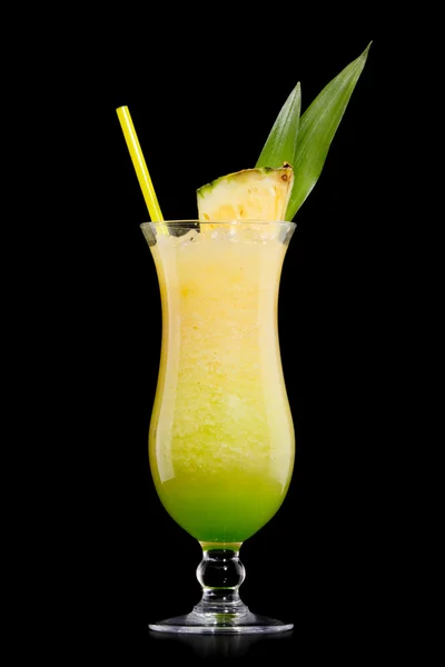 Kivi pina colada drink cocktailglas isoliert auf weißem hintergrund — Stockfoto