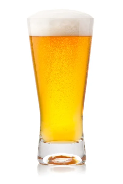 Bier in Glas isoliert auf weiß — Stockfoto
