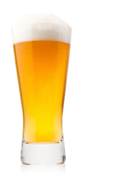 Пиво в склянку ізольовано на білому — стокове фото