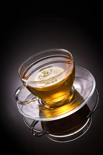 Čaj s citronem v sklenici na šedém pozadí — Stock fotografie