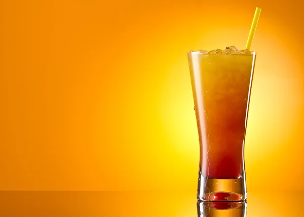Tequila sunrise Cocktail isolado em um fundo laranja — Fotografia de Stock