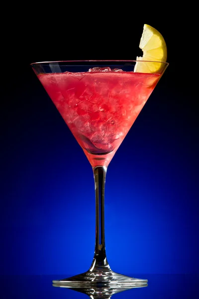 Cosmopolita bebida de cóctel en un gradiente azul — Foto de Stock