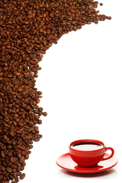Taza de café rojo y grano sobre fondo blanco — Foto de Stock