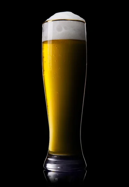 Пиво в склянку на чорному — стокове фото