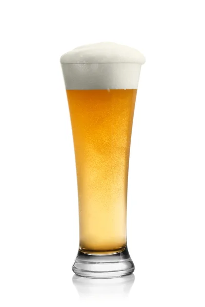 Пиво в стекло, изолированное на белом — стоковое фото