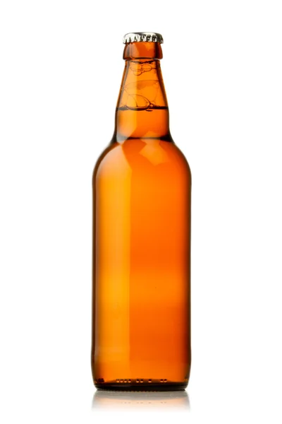Flesje bier met druppels op witte achtergrond. het bestand bevat — Stockfoto