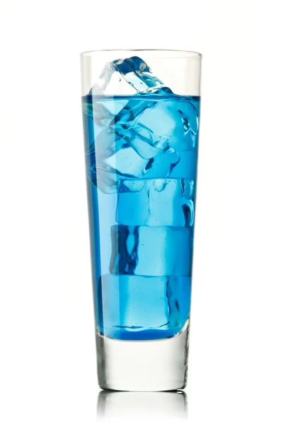 Blauer Curaçao-Cocktail mit Limette auf weißem Hintergrund — Stockfoto