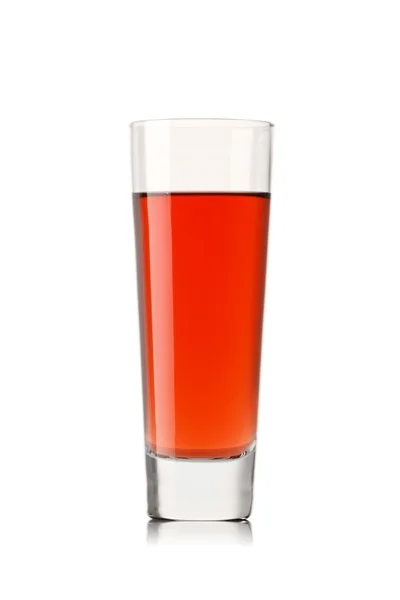 Wylewanie świeży sok truskawkowy, poziomkowy na białym tle — Zdjęcie stockowe