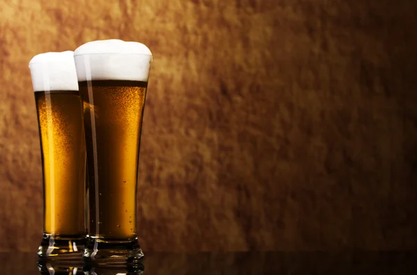 Bier in glas op een oude steen — Stockfoto