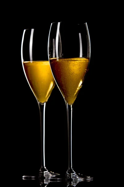 Uma taça de champanhe, isolada num fundo amarelo . — Fotografia de Stock