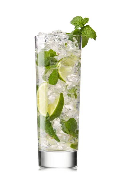 Mojito-Cocktail-Isolation auf einem weißen — Stockfoto