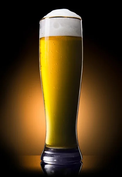 Bier ins Glas auf grünem Gefälle — Stockfoto