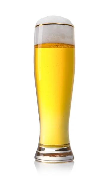 白で隔離されるガラスにビール — ストック写真