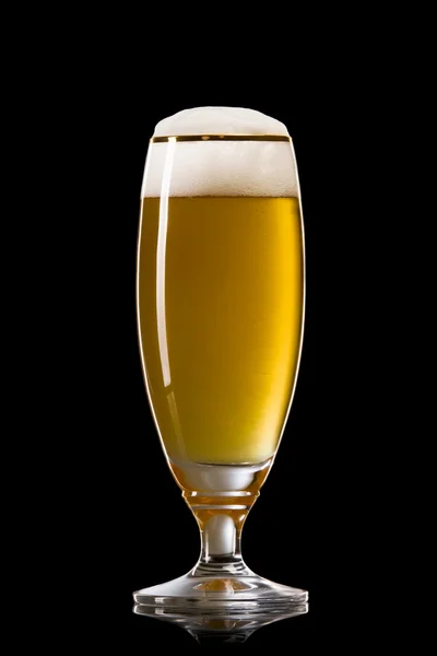 Bier ins Glas auf schwarz — Stockfoto