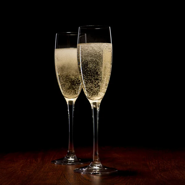 两个玻璃的木桌上的香槟 — 图库照片