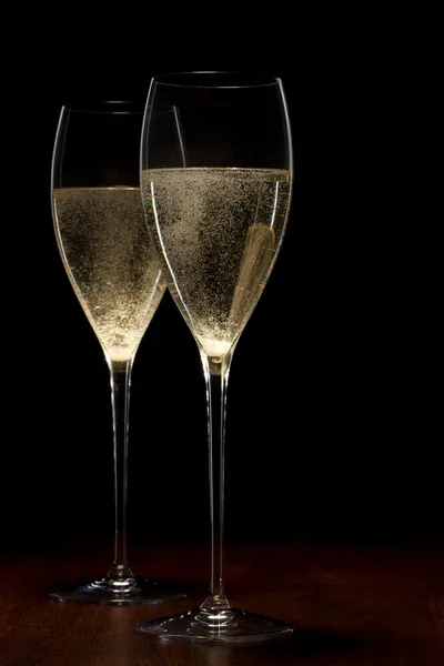 Два бокала шампанского на деревянном столе — стоковое фото