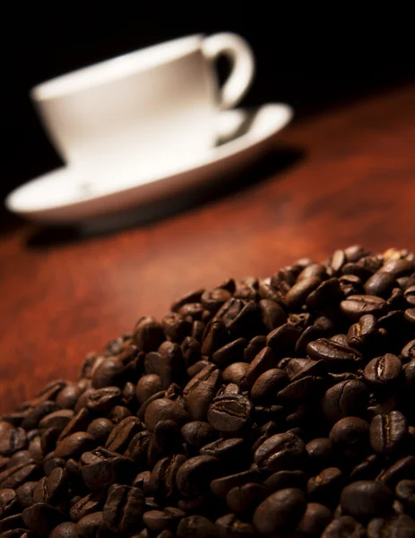 Чашка кофе на деревянном столе — стоковое фото