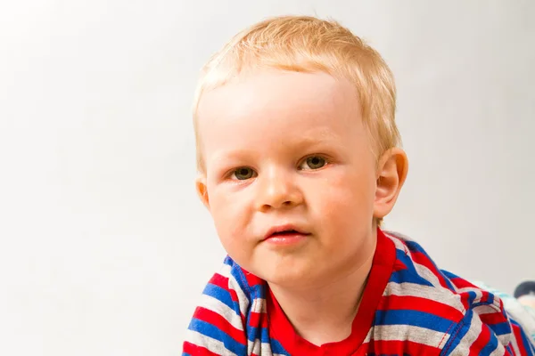 Μικρό αγόρι σε άσπρο φόντο — Φωτογραφία Αρχείου