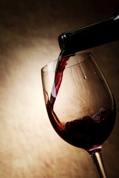 Bicchiere di vino rosso e bottiglia — Foto Stock