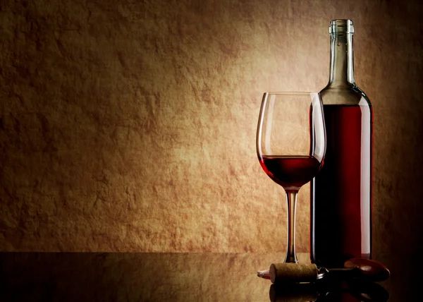 Bottiglia bianca con vino rosso e vetro e sughero con cavatappi su un vecchio sto — Foto Stock