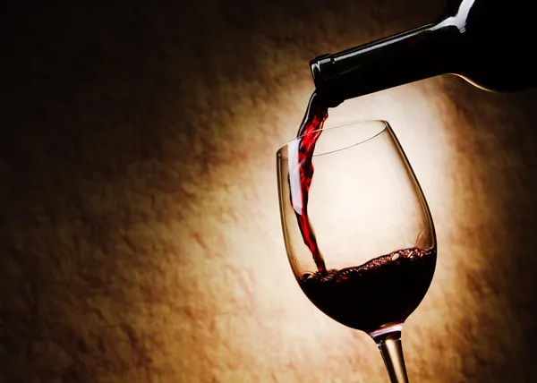 Bicchiere di vino rosso e bottiglia — Foto Stock