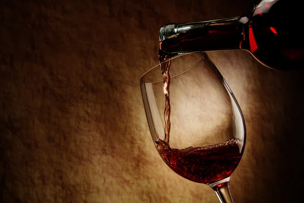 Rotweinglas und Flasche — Stockfoto