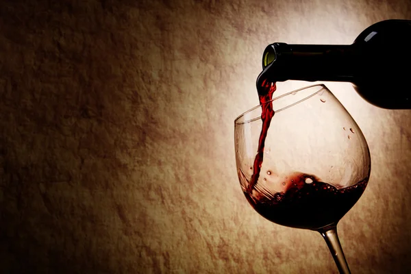 Kırmızı şarap kadehi ve şişe. — Stok fotoğraf