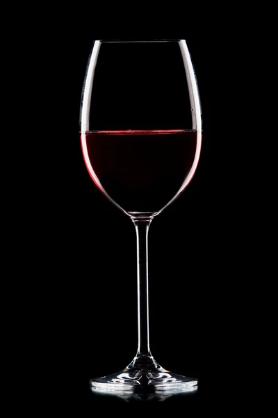 Natura morta con il bicchiere di vino su nero — Foto Stock