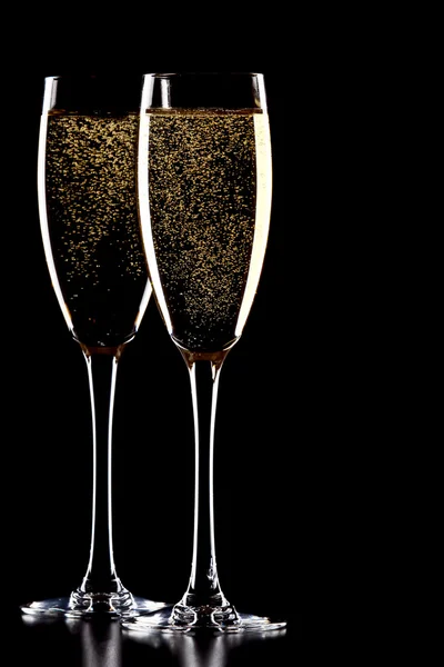 Kieliszek szampana, na białym tle na czarnym tle. — Zdjęcie stockowe