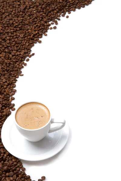 Tasse à café et grain sur fond blanc — Photo