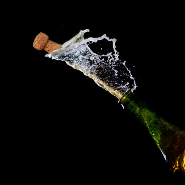 :Garrafa de champanhe com cortiça e spray de champanhe — Fotografia de Stock