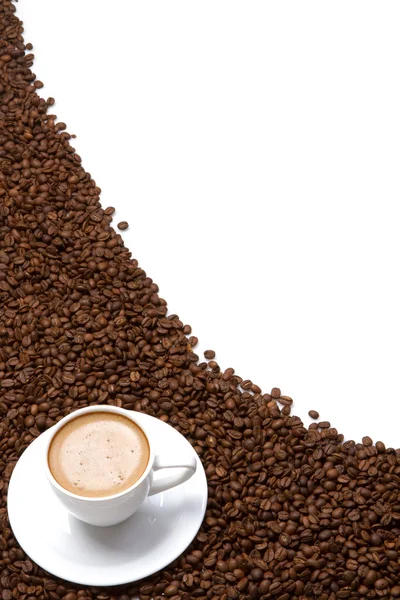 咖啡杯子和谷物在白色背景上 — 图库照片