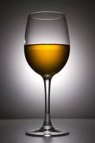Şarap kadehi ile natürmort — Stok fotoğraf