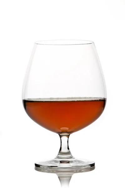 Vaso de brandy sobre fondo blanco — Foto de Stock