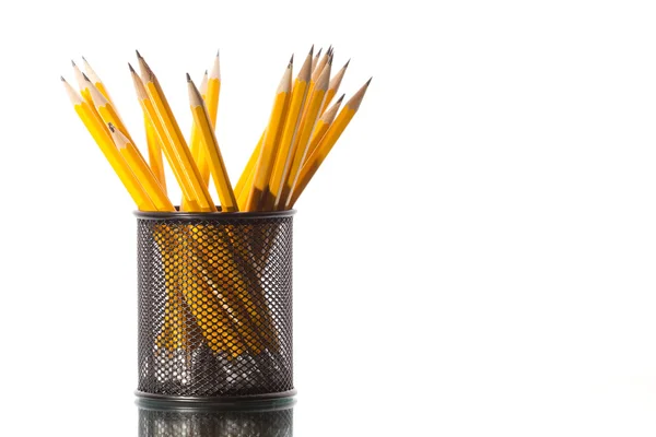 Офисная концепция с различными карандашами — стоковое фото