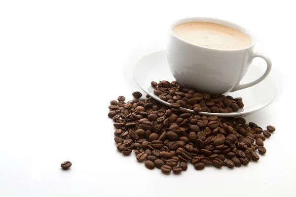 Taza de café y grano sobre fondo blanco — Foto de Stock