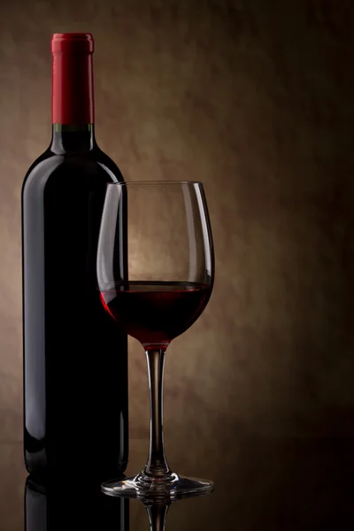 Bottiglia con vino rosso e bicchiere e uva — Foto Stock