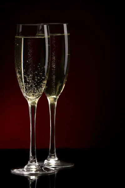 Ein Glas Champagner, isoliert auf schwarzem Hintergrund. — Stockfoto