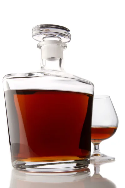 Stilleven met cognac glas en fles in vak — Stockfoto