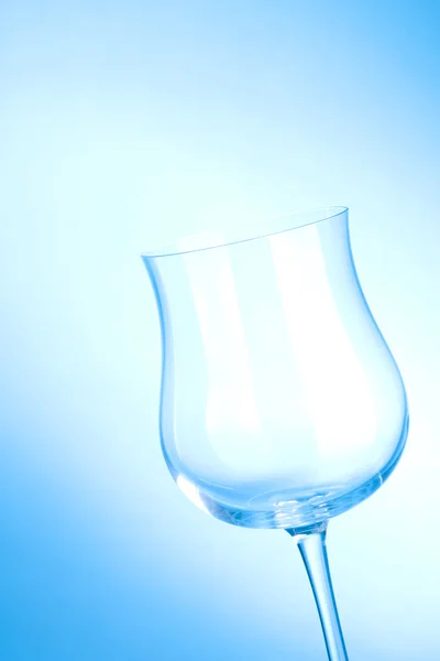 Brillantes Glas mit blauem Hintergrund — Stockfoto
