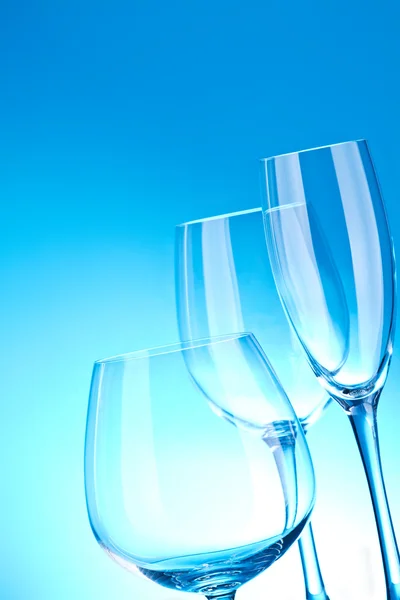 Lysande glas med blå bakgrund — Stockfoto