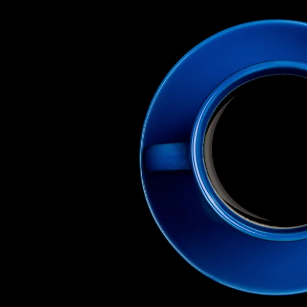Blauwe kopje koffie op zwarte achtergrond — Stockfoto
