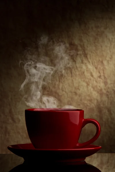 Tasse de café rouge sur un vieux fond de pierre . — Photo