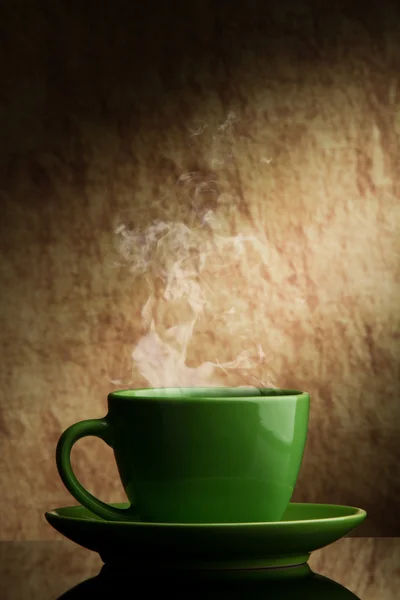 Xícara verde de café em um fundo de pedra velha . — Fotografia de Stock
