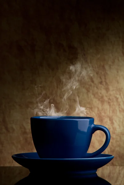 Xícara azul de café em um fundo de pedra velha . — Fotografia de Stock