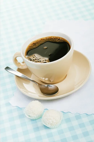 Schwarzer Kaffee mit Kokosbonbons — Stockfoto