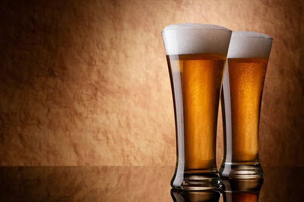 Dois copos de cerveja numa pedra velha — Fotografia de Stock