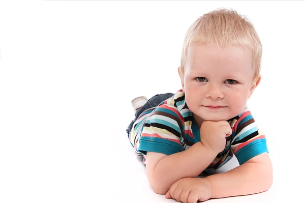Retrato de un niño feliz de 2 años tirado en el suelo —  Fotos de Stock