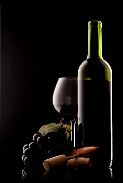 Garrafa com vinho tinto e vidro e cortiça com saca-rolhas em preto — Fotografia de Stock